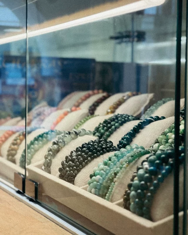Venez explorer notre boutique et trouvez le bijou qui résonne avec votre énergie intérieure. Plongez dans notre univers où chaque pierre raconte une histoire et porte une intention. 

Pour faciliter votre choix et vous offrir plus d’autonomie, chaque bracelet est accompagné de son nom et du chakra auquel il est associé. Nos bracelets sont garantis un mois et peuvent être montés sur un câble en acier pour une durabilité maximale. 🌈💎

#BienÊtre #Lithothérapie #BraceletsÉnergétiques #Chakras #PierresNaturelles #Harmonie #ÉnergiePositive #spiritualité 🌟✨💖