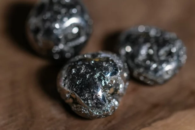 ♡Zoom sur la Pyrite♡

La pyrite aide à renforcer la confiance en soi, à attirer l’abondance et à éloigner les énergies négatives. Sa couleur dorée symbolise la lumière et la vitalité, apportant chaleur et énergie positive. Également très appréciée pour travailler sur les ronflements. 🌞✨

Purification : fumigation plantes ou encens

Rechargement: énergie solaire lumière douce ou sur une géométrie sacrée

*P.S :  pour plus d’infos concernant l’entretien de vos joyaux n’hésitez pas à checker notre e-shop en bio (un article y est consacré)

#BienÊtre #Lithothérapie #Pyrite #Protection #ConfianceEnSoi #Abondance #ÉnergiePositive #PierresNaturelles #Harmonie #Spiritualité